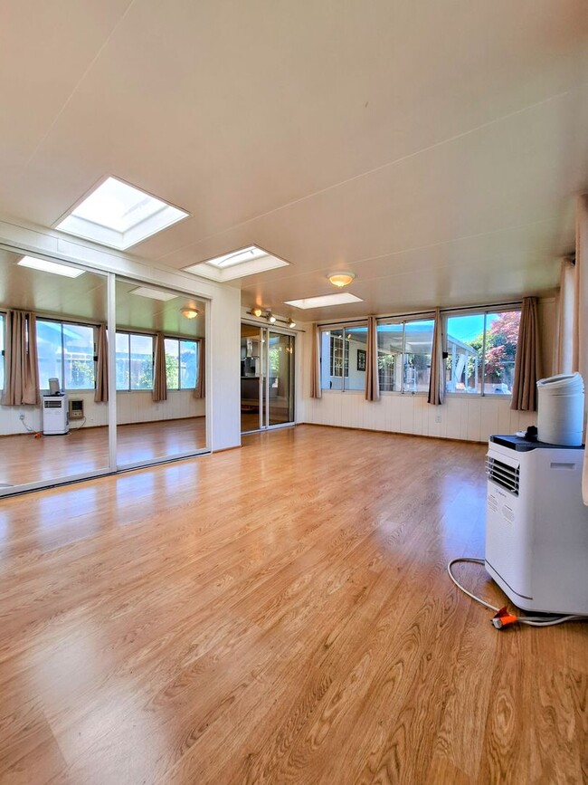 Building Photo - Beautifully Remodeled 3bd Single Story House With Bonus Room & Storage Space!