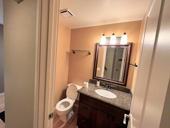 Building Photo - 3 bedroom in Kirkland WA 98033