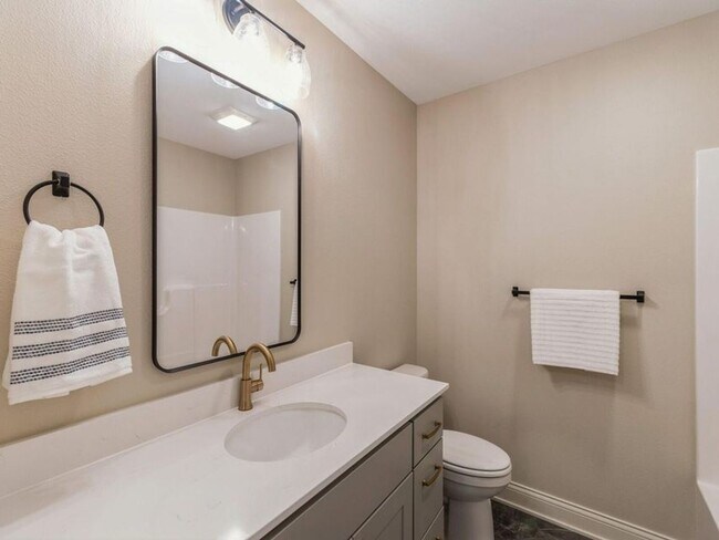 Building Photo - 2105 Lacey Dr