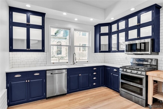 Building Photo - 887 W Ferry St