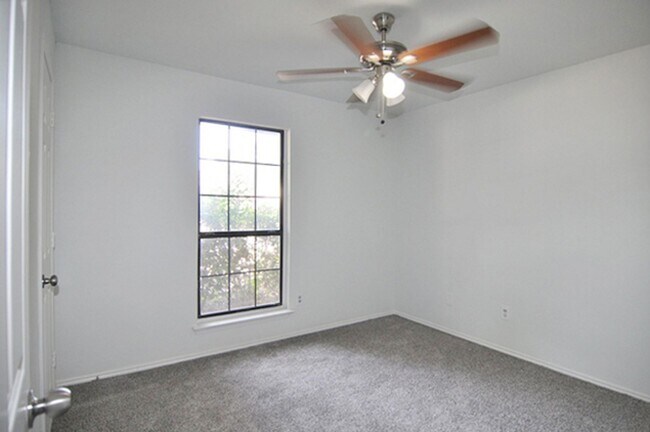 Building Photo - 205 Juniper Dr