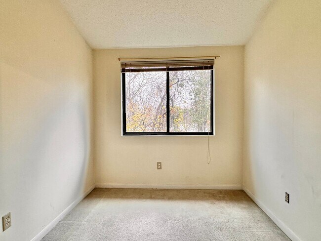 Building Photo - 2 Bedroom/2 Bath Condo near shopping with den, community Pool and more!