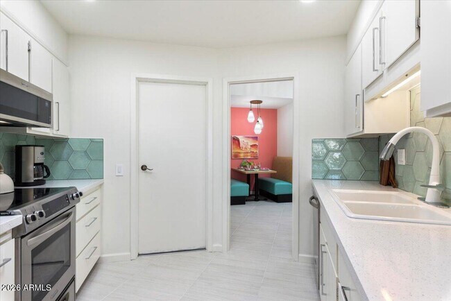 Building Photo - 10129 W Campana Dr