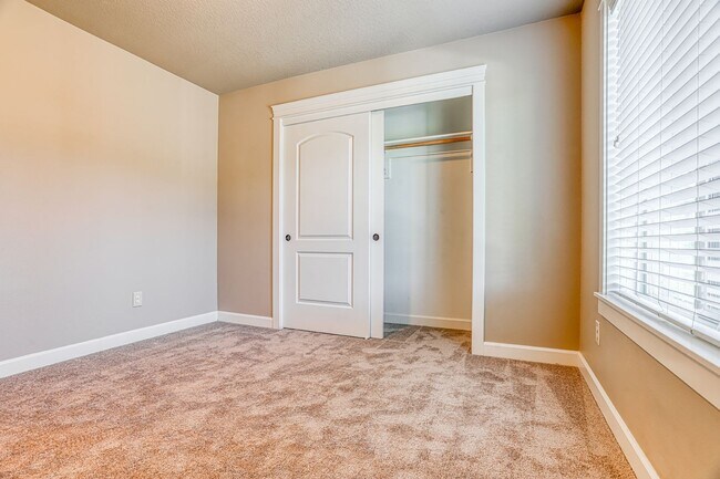 Building Photo - Centrally Located 4 Bedroom Townhome with Attached Garage & AC
