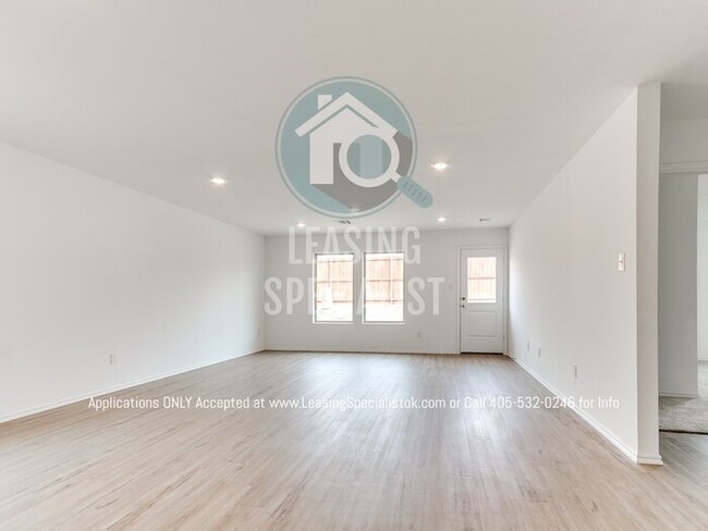 Building Photo - MOVE IN SPECIAL on This Spacious 3 Bed 2 B...