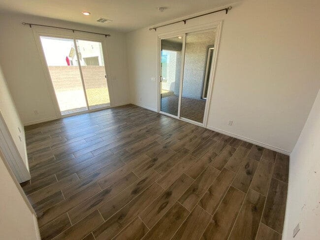 Building Photo - Beautiful 4 bed/3.5 bath home located in N...
