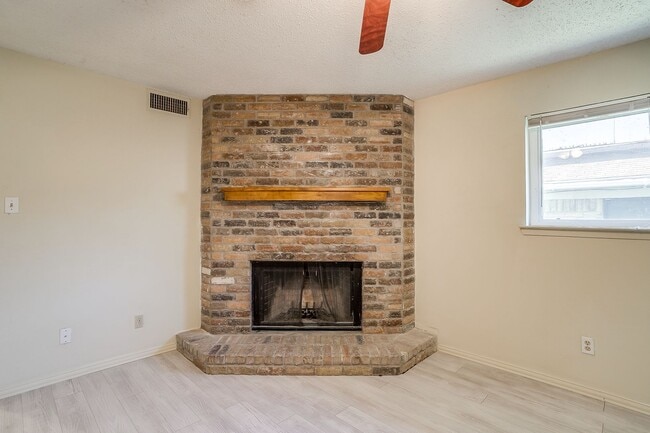 Building Photo - One side of 2 story duplex available-  3 b...