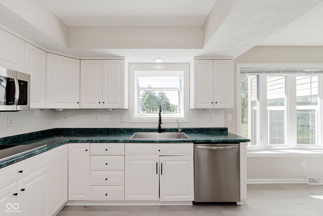 Building Photo - 3037 Golfview Dr