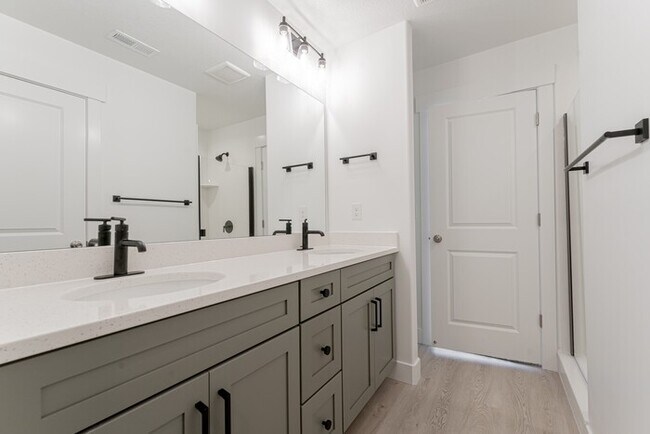 Building Photo - Townhouse in Saratoga Springs