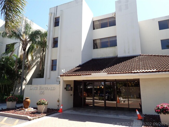 Building Photo - 106 Lake Emerald Dr
