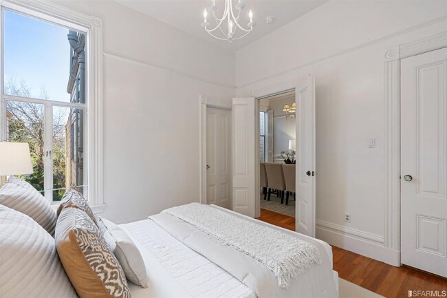 Building Photo - NEW! Stunning Pacific Heights Top-Floor Co...