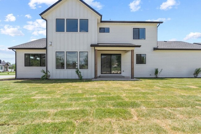 Building Photo - Cozy, Bright, and Spacious Home Nestled in Midway