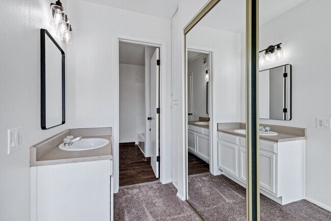 Building Photo - Remodeled 3/2 off Indian School & 43rd Ave