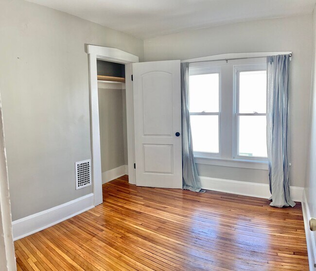 Building Photo - 918 Carpenter St