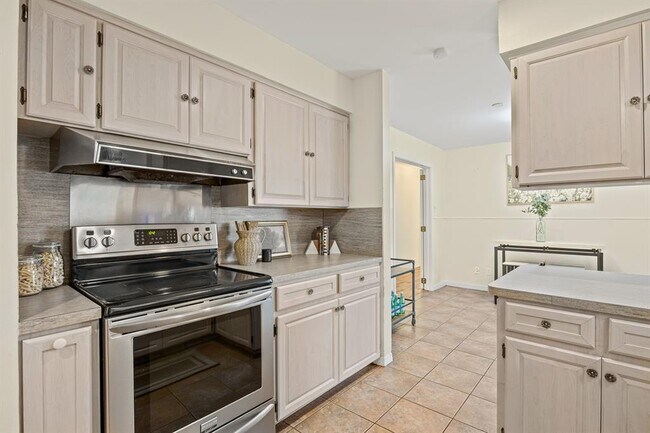 Building Photo - 3205 Whites Dr