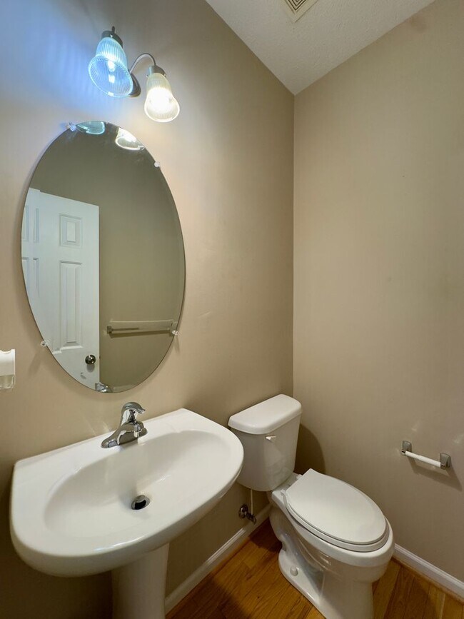 Building Photo - 618 Snowberry Way