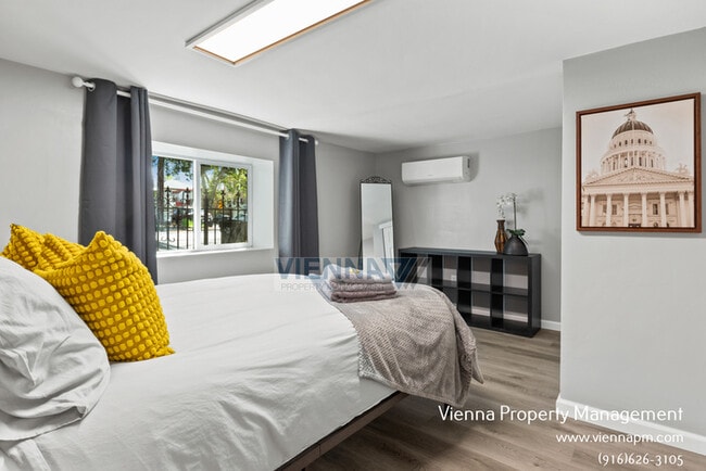 Building Photo - Downstairs Unit Available Now!