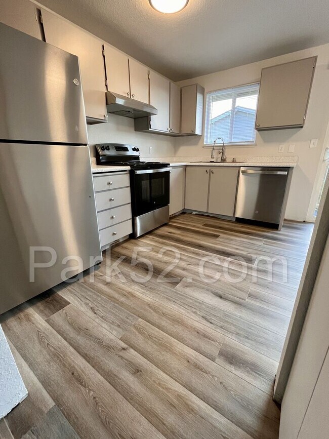 Building Photo - Remodeled 2 Bedroom 1 Bathroom Upper Level Apartment