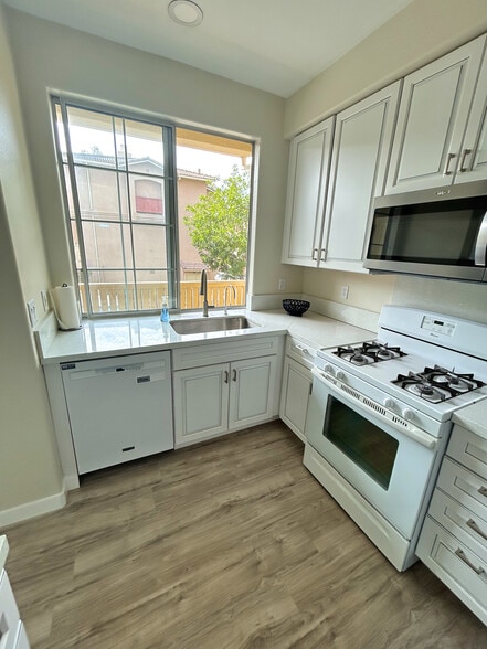 Kitchen - 523 W Summerfield Cir