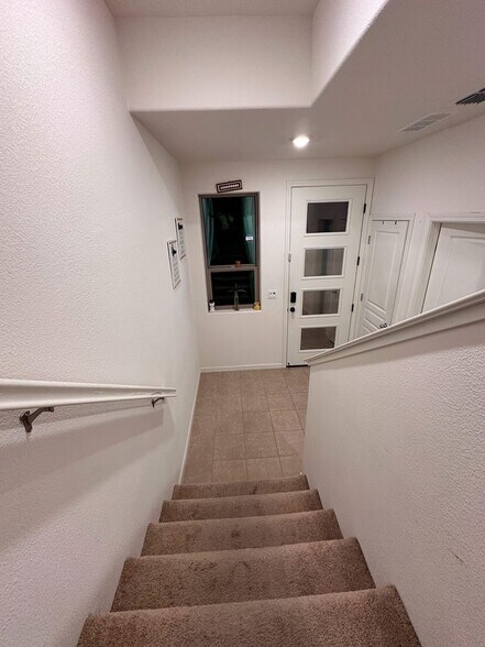 Building Photo - 25393 Parklane Dr