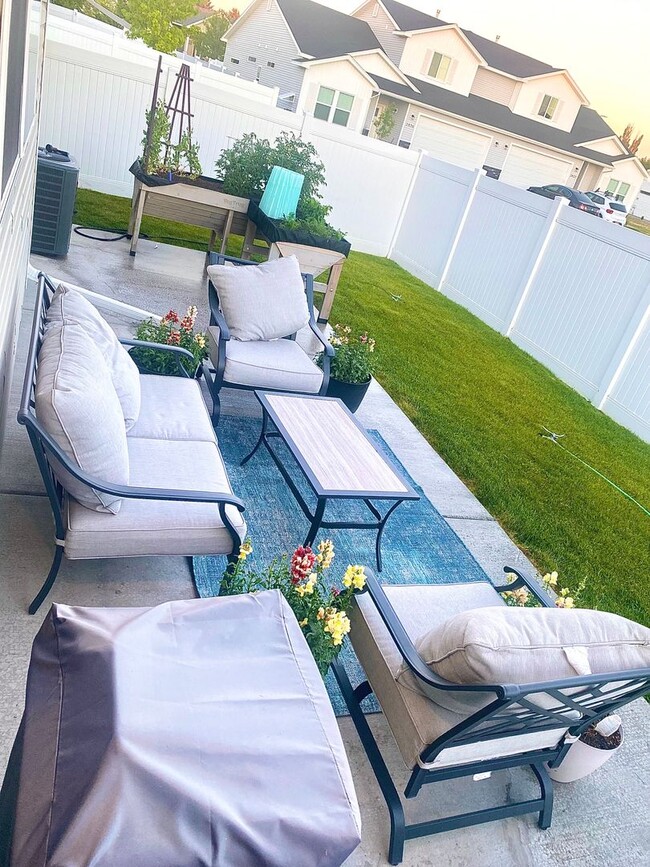 Building Photo - 4 bed 3 bath twin home in Idaho Falls 2 se...