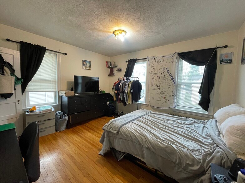 Building Photo - 67 Fairbanks St