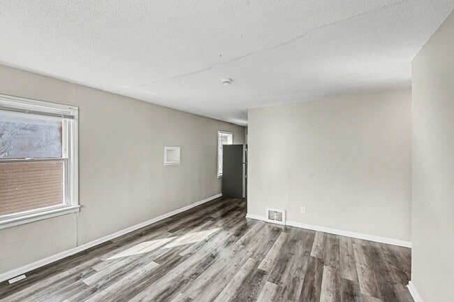 Building Photo - Charming 2 bedroom 1 bath located in Kansas City