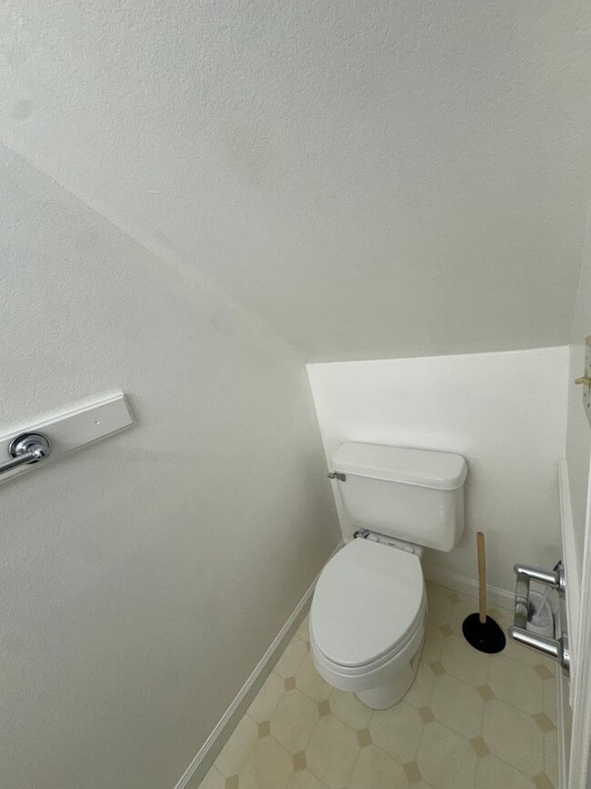 Building Photo - 498-498 W Bellflower Dr