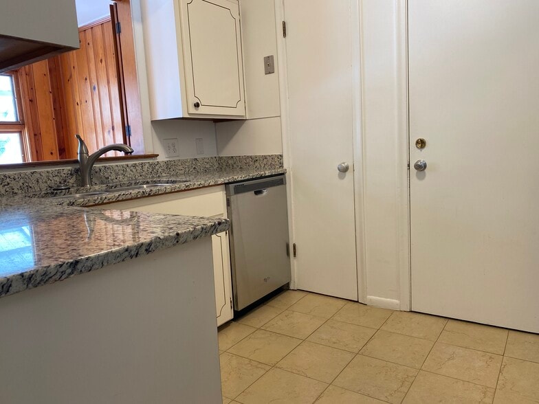 Kitchen - 4011 Hillandale Rd