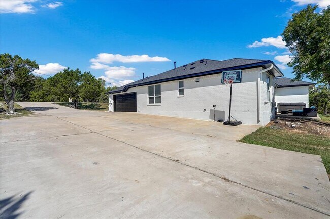 Building Photo - 13201 N Ridge Cir