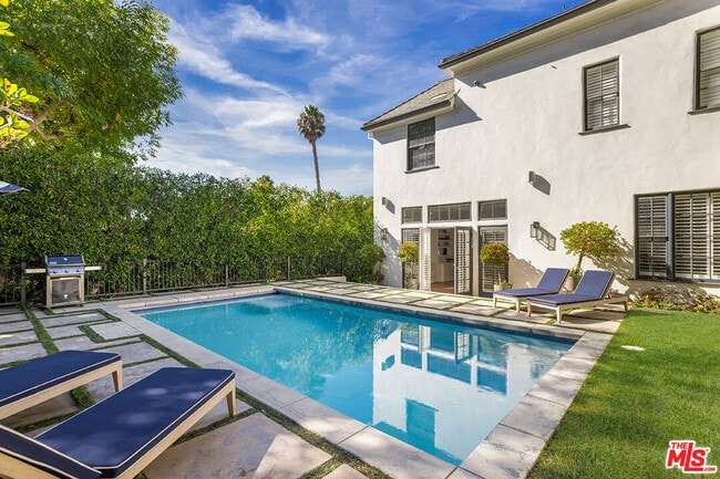 Building Photo - 1460 N Doheny Dr