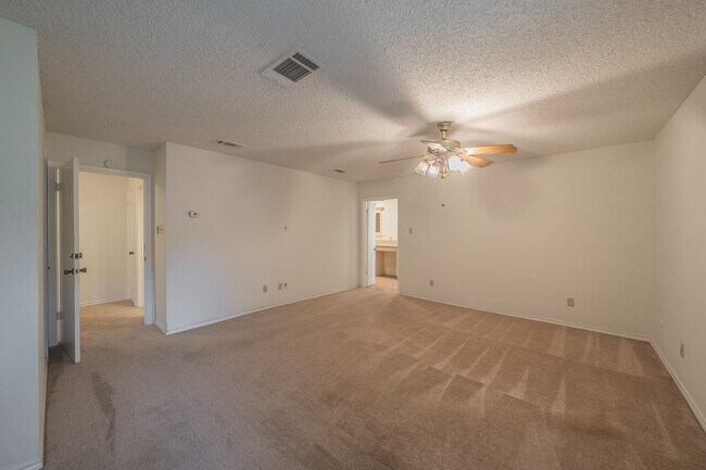 Building Photo - Amazing Townhome