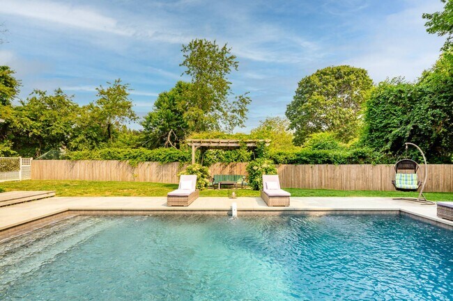 Building Photo - 2 Tims Trail