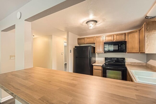 Building Photo - 2-Bed Retreat in Englewood – Rent includes heating, water, and trash