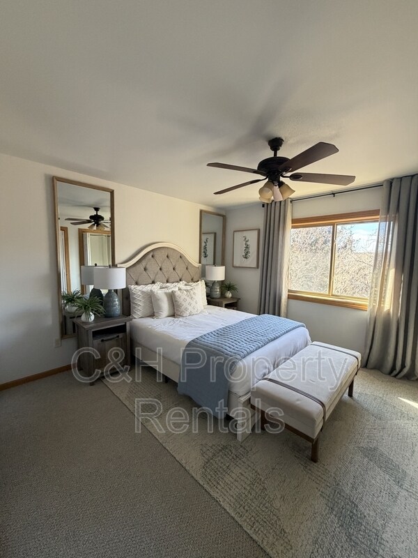 Building Photo - 574 Killarney St