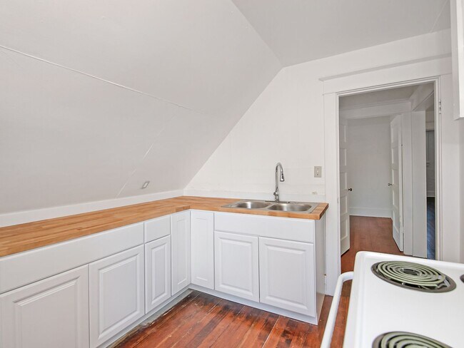 Building Photo - 5265 NE 14th Pl