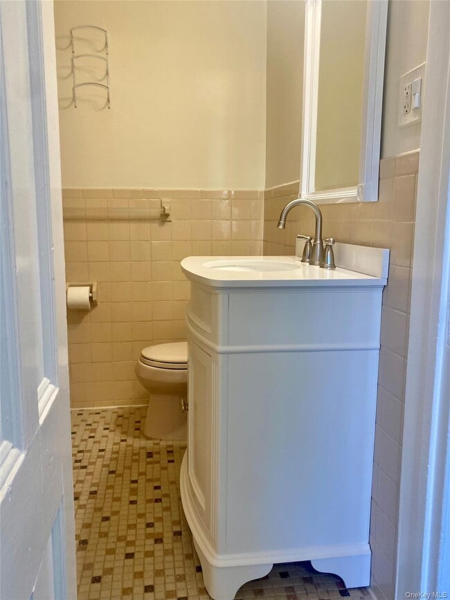 Building Photo - 245 Scudder Ave