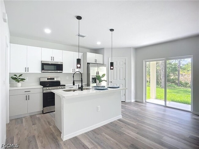 Building Photo - 912 Anthony St E