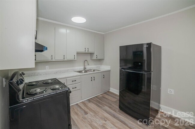 Building Photo - 5113 Higgins St