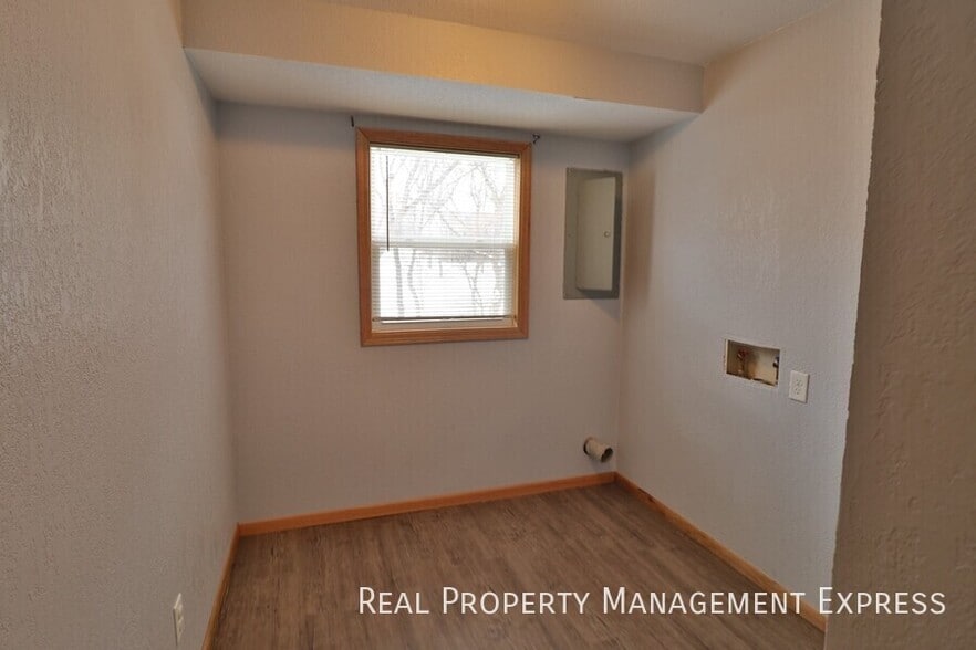 Building Photo - Spacious 3 Bedroom Duplex on the East Side...