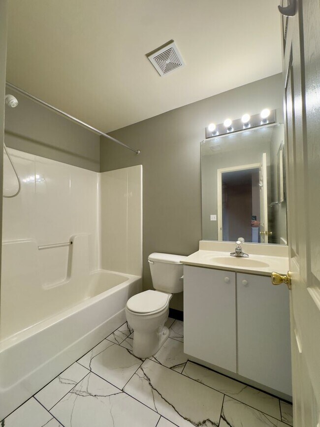 Building Photo - Charming and Stylish Living in a 3Bed/3Bat...