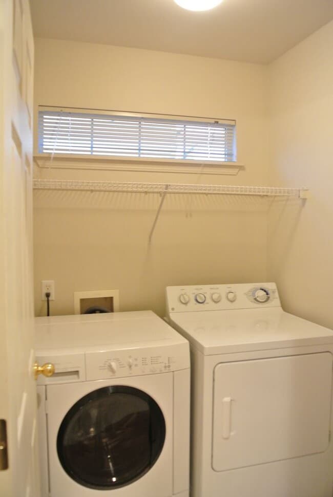 Building Photo - Spacious 3 bedroom in SE Albany