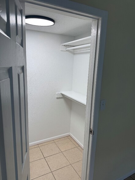 Building Photo - 2421 N Oleander Ave