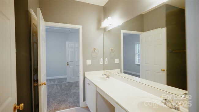 Building Photo - 12325 Summer Breeze Ct