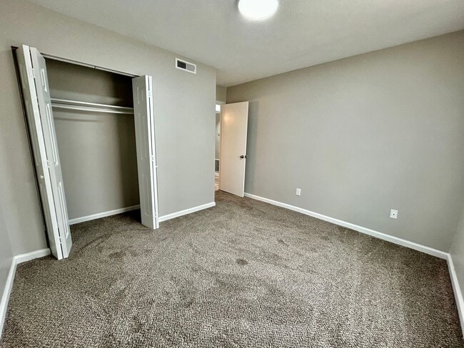 Building Photo - FULLY REMODELED DOWNSTAIRS UNIT!
