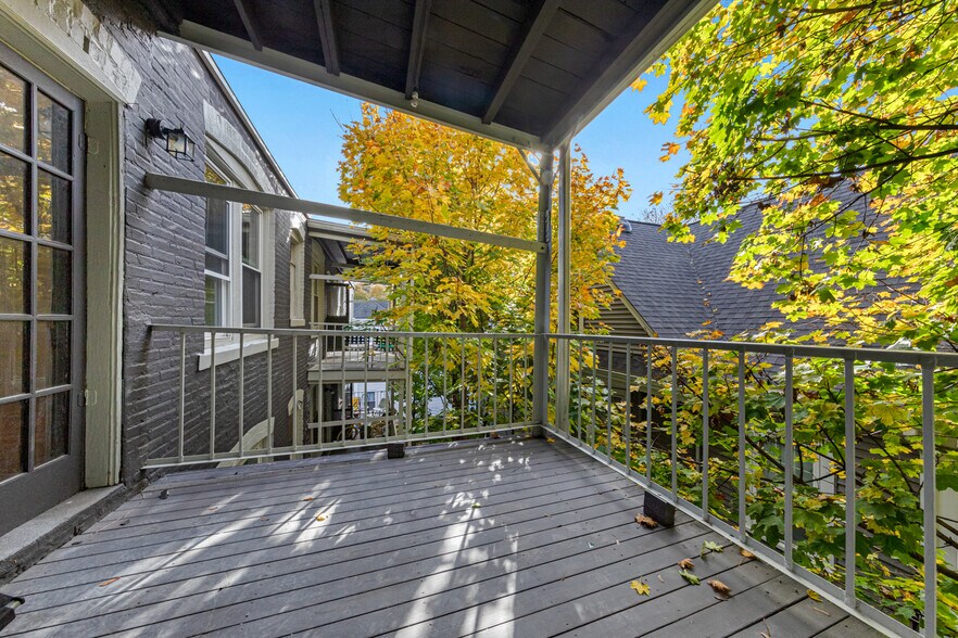 Building Photo - 44 Brackett St