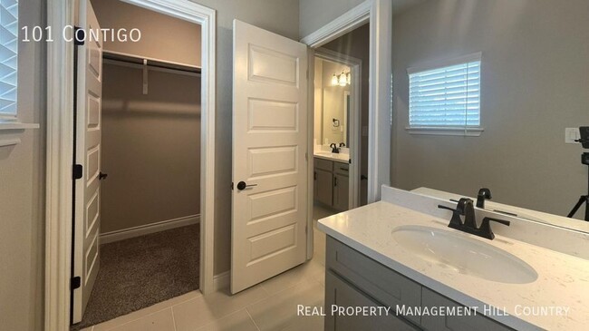 Building Photo - 101 Contigo-