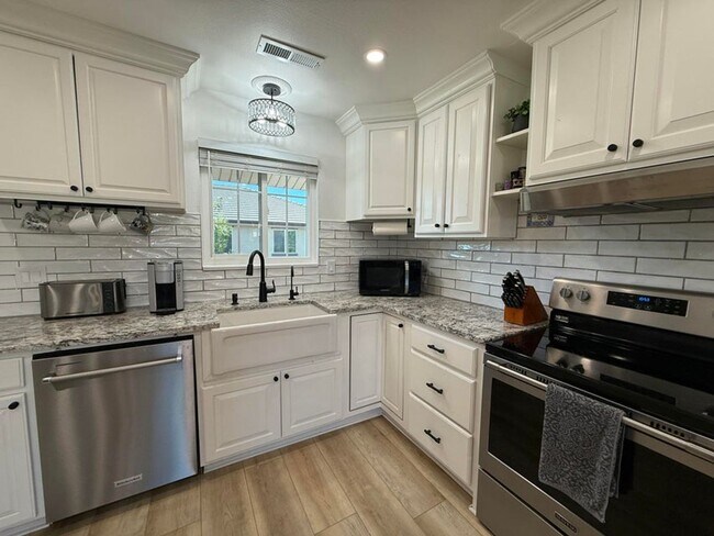 Building Photo - Gorgeous Remodeled 3 Bedroom Home in St. George!