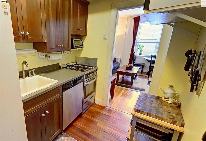 Building Photo - 33 Dwight St