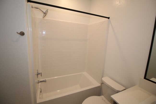 Building Photo - 2737 E Tamarind Dr